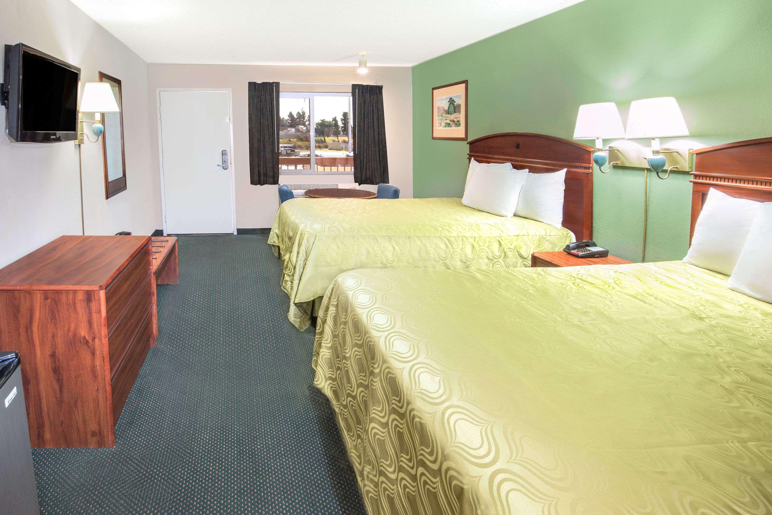 Days Inn By Wyndham Ontario Airport Bagian luar foto
