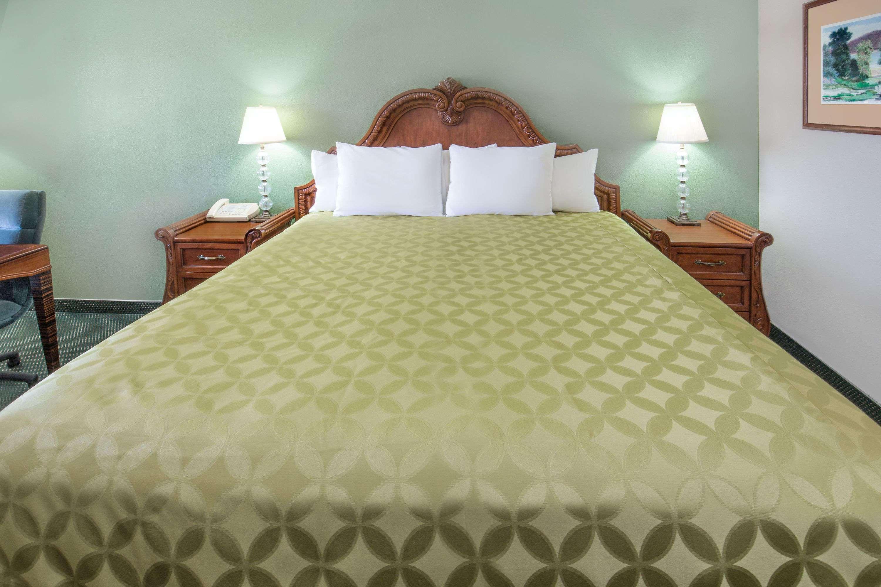 Days Inn By Wyndham Ontario Airport Bagian luar foto