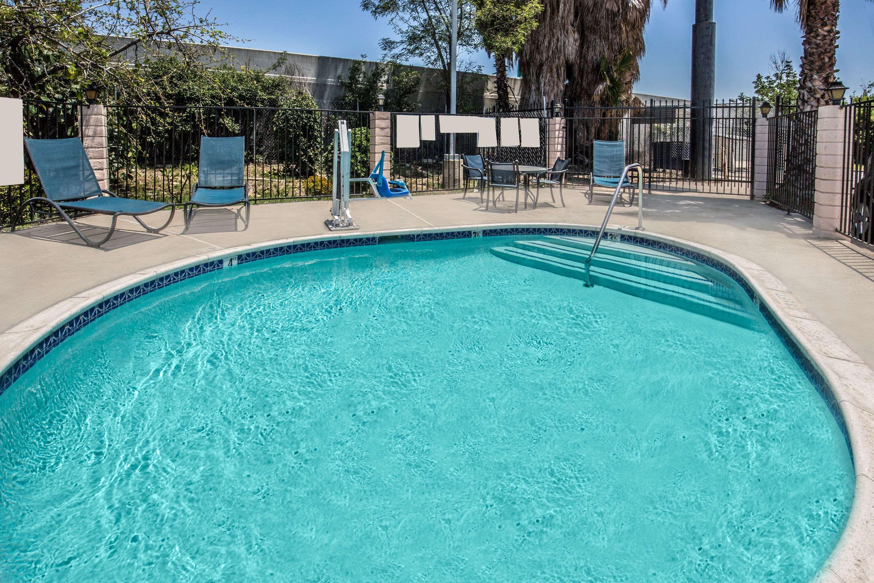 Days Inn By Wyndham Ontario Airport Bagian luar foto