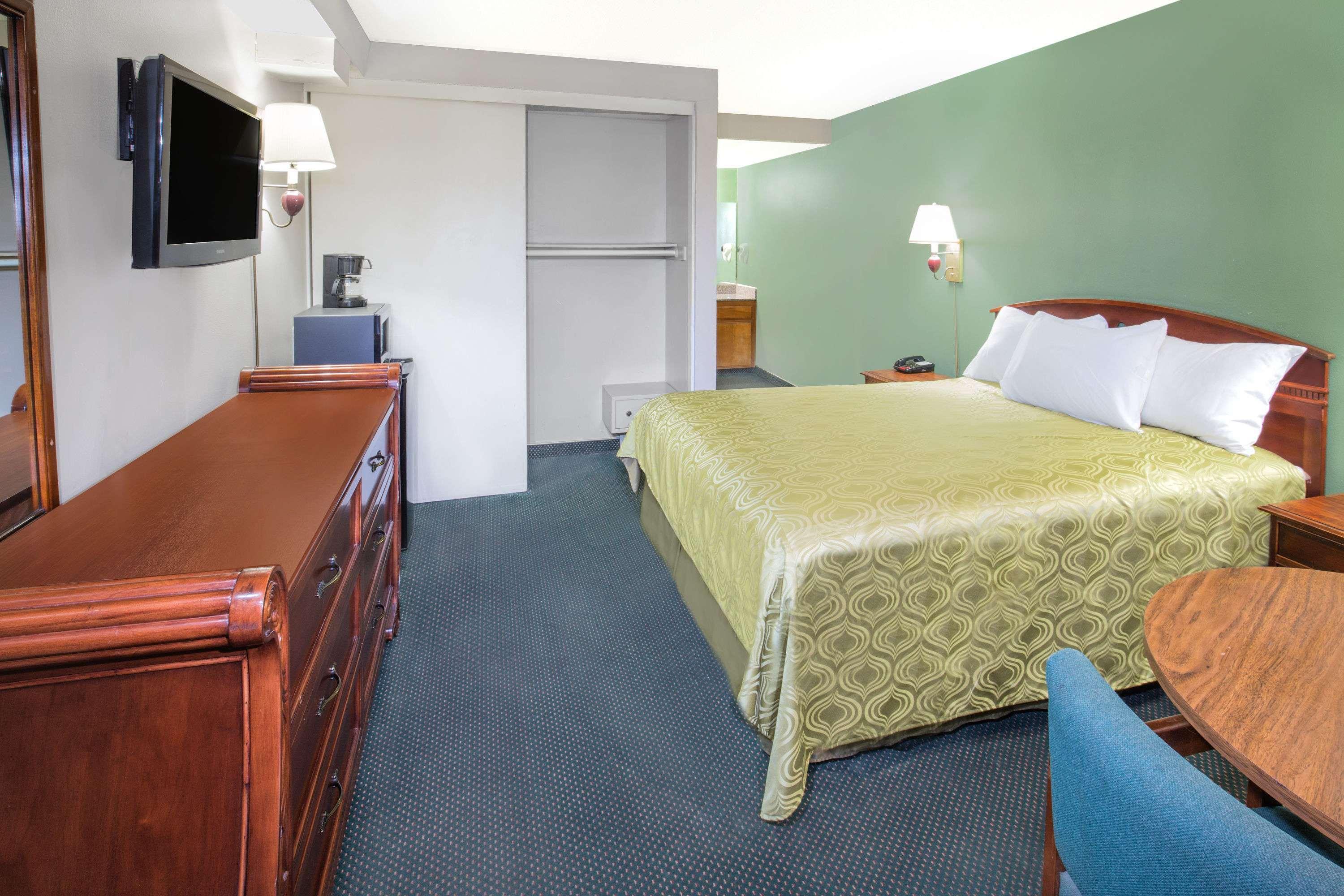 Days Inn By Wyndham Ontario Airport Bagian luar foto