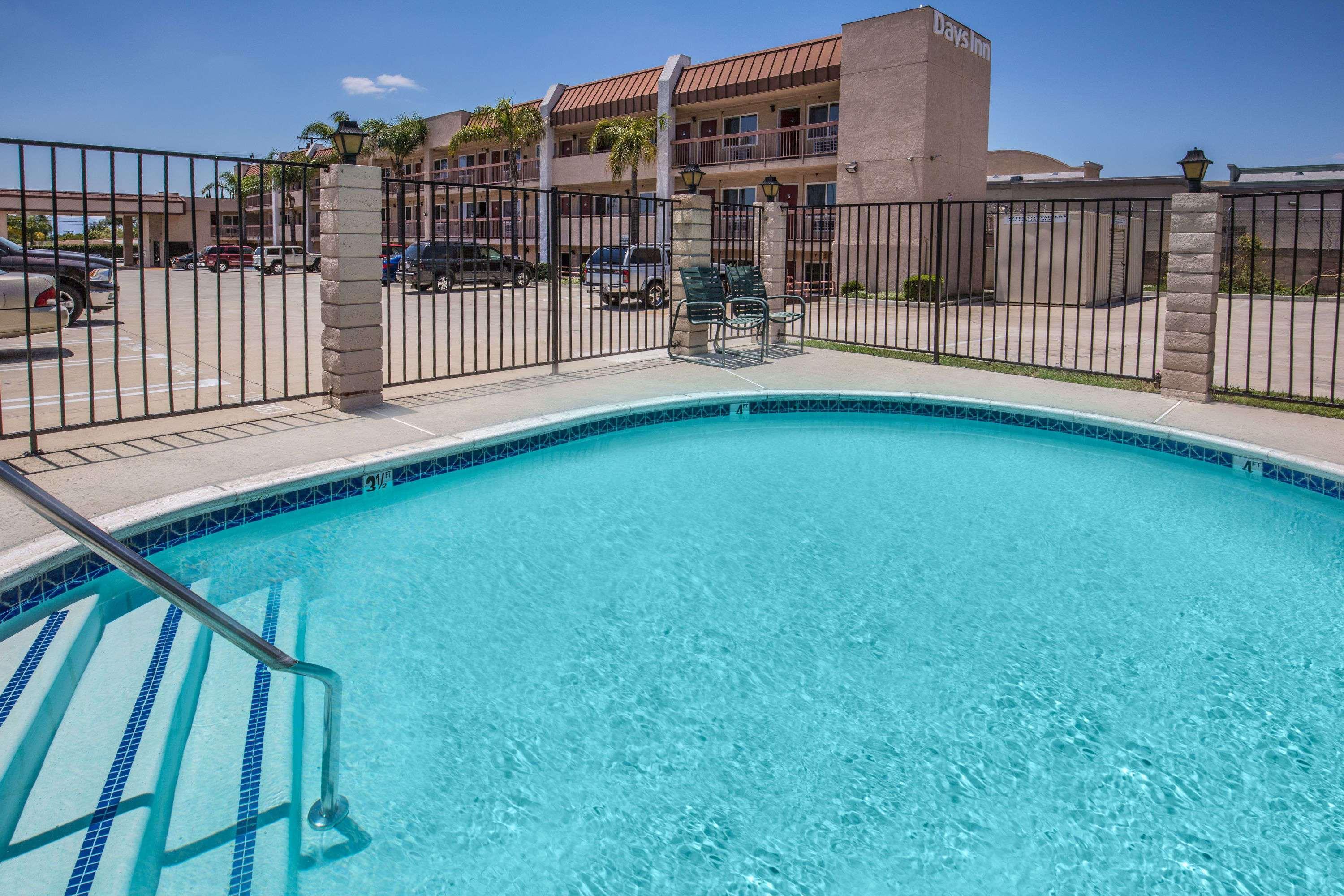 Days Inn By Wyndham Ontario Airport Bagian luar foto
