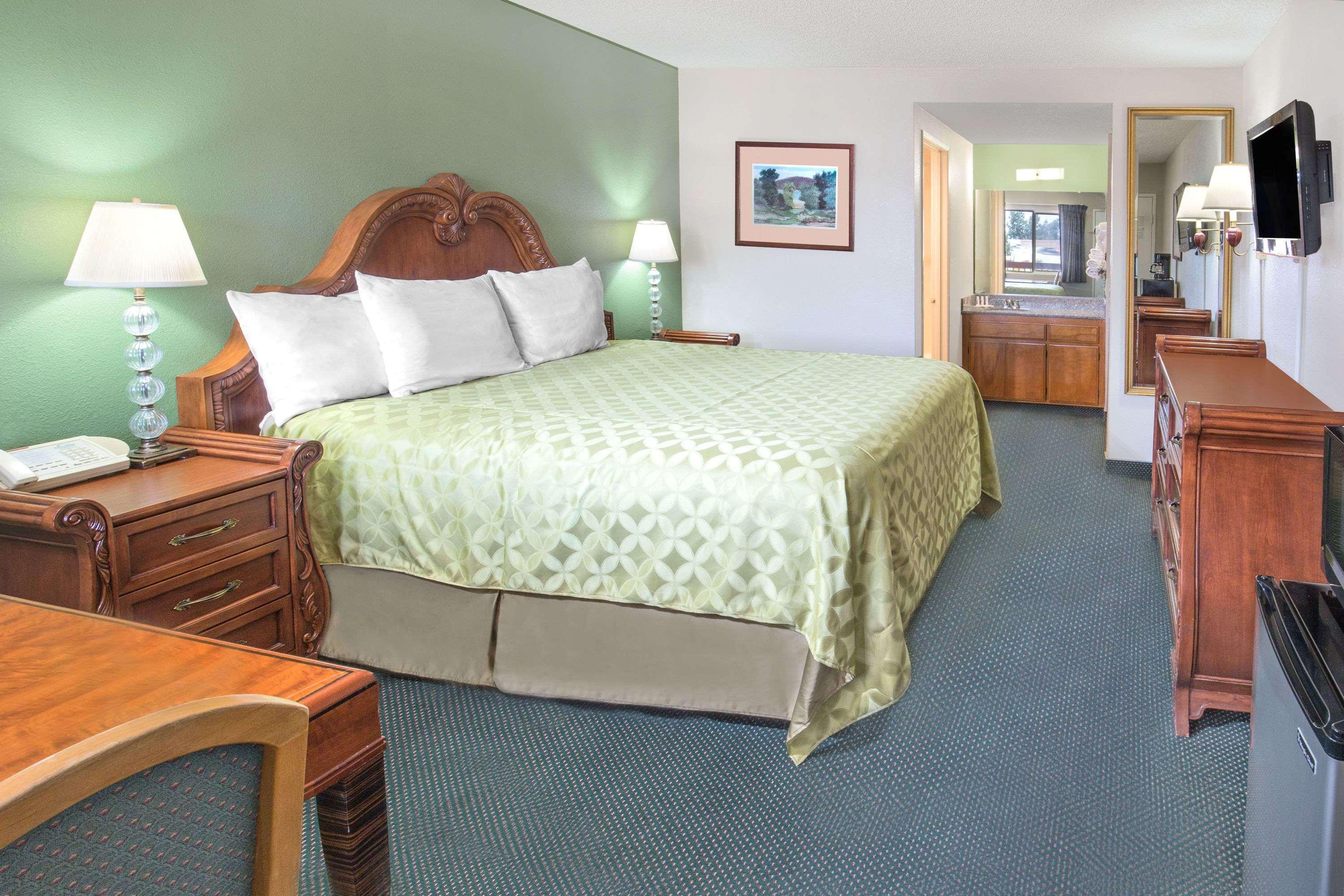 Days Inn By Wyndham Ontario Airport Bagian luar foto