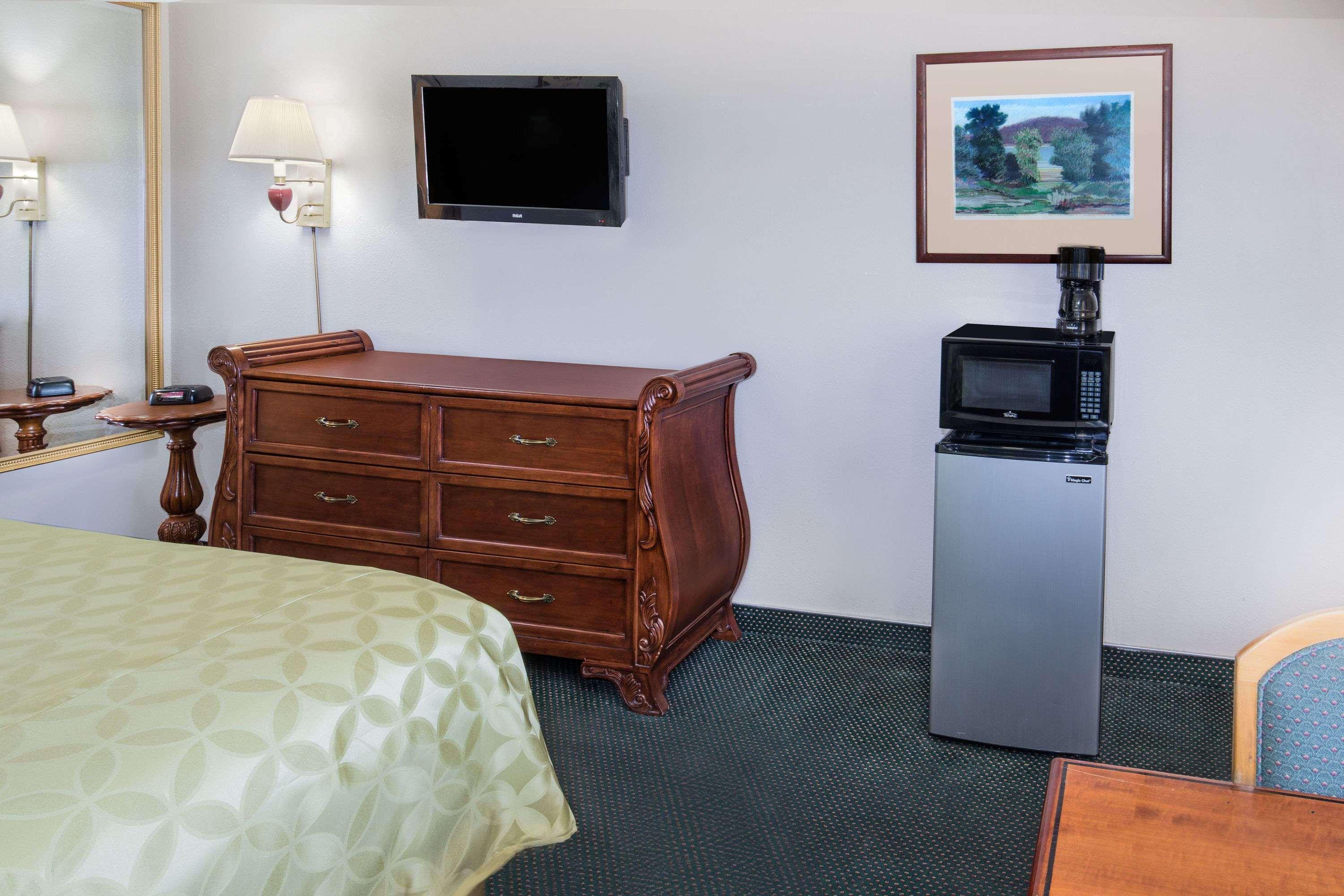 Days Inn By Wyndham Ontario Airport Bagian luar foto