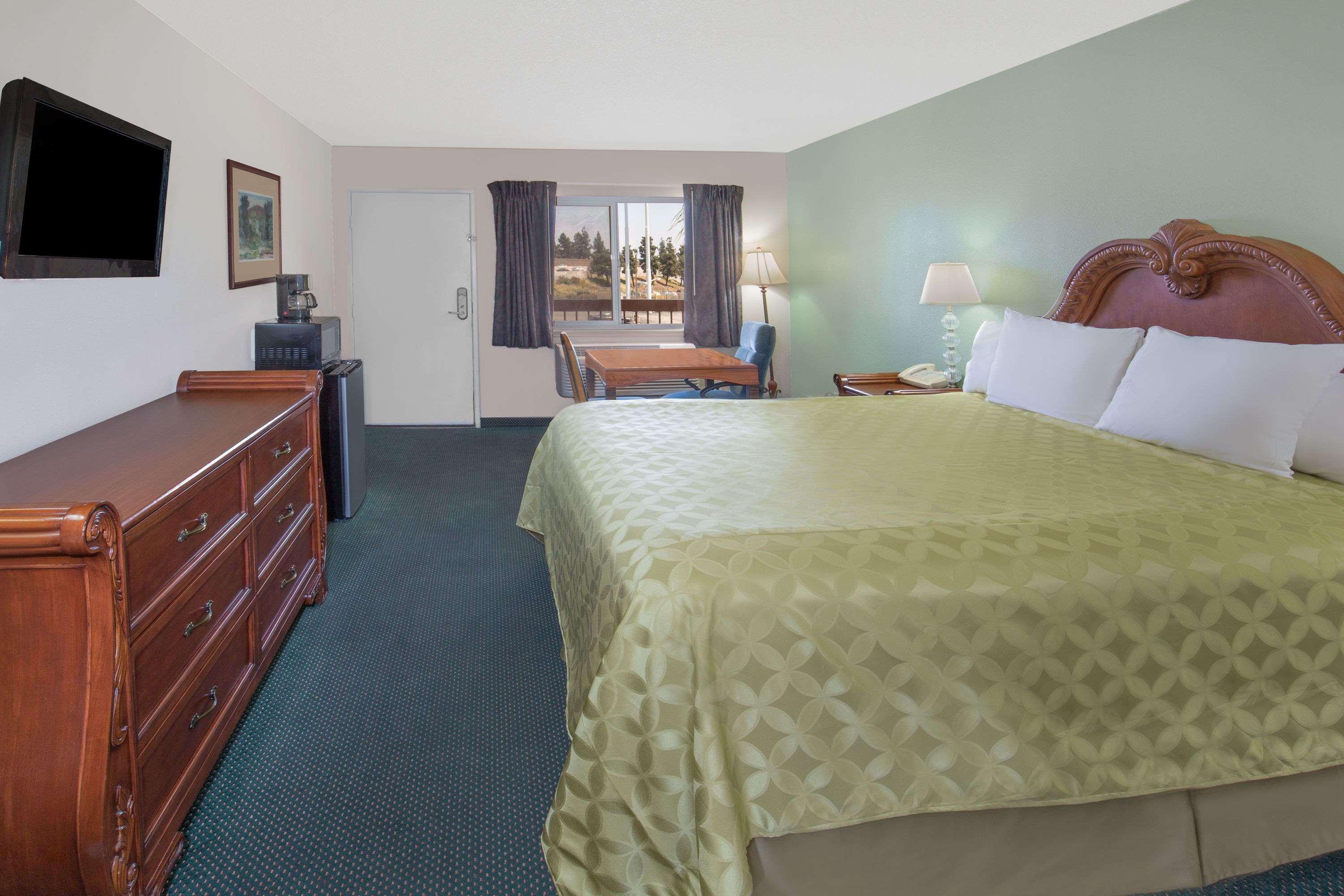 Days Inn By Wyndham Ontario Airport Bagian luar foto