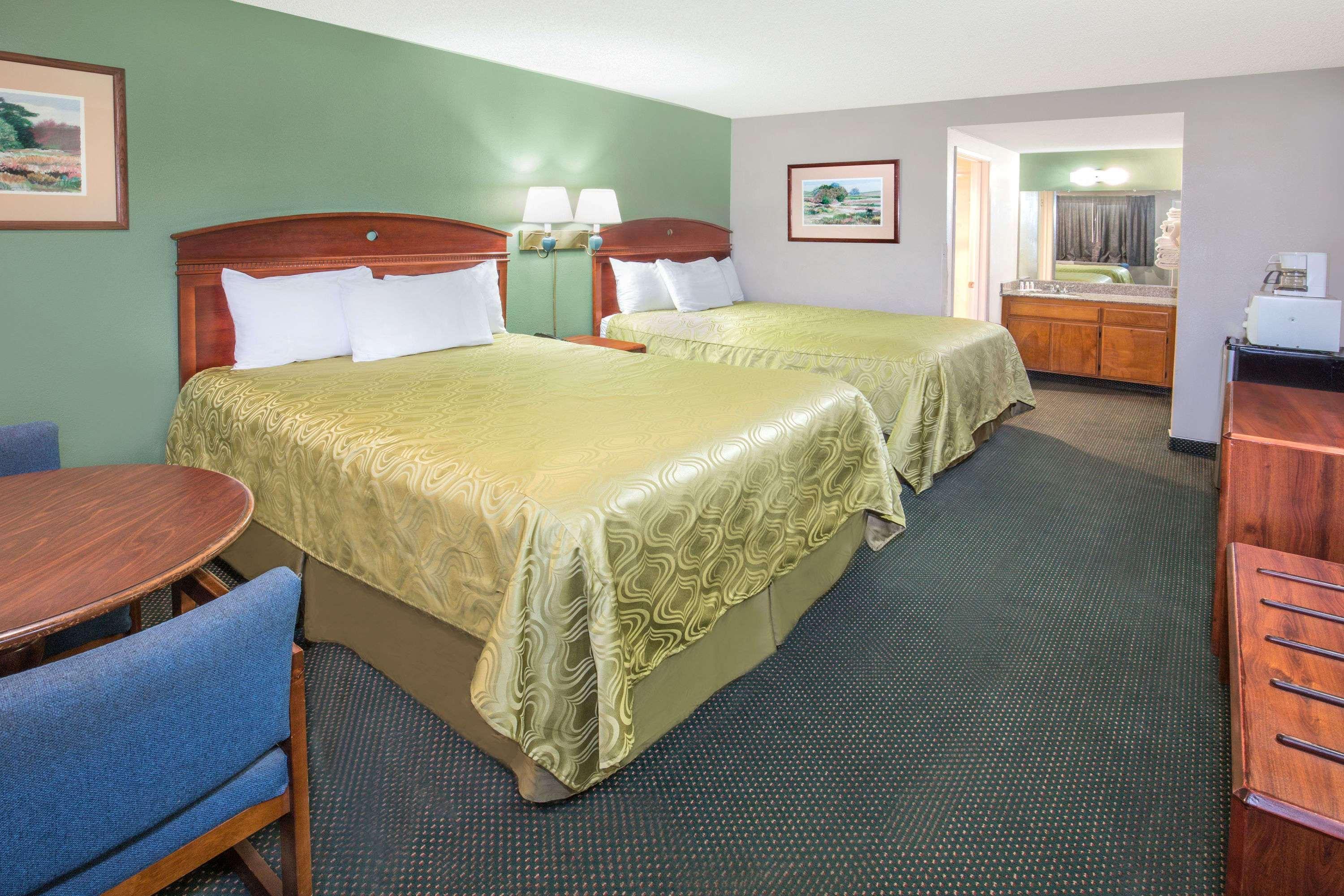 Days Inn By Wyndham Ontario Airport Bagian luar foto