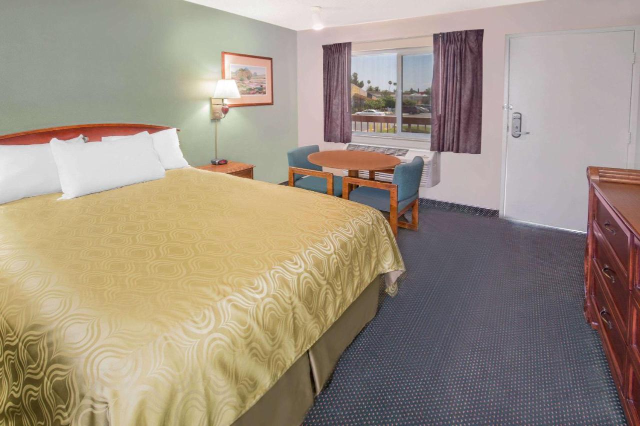 Days Inn By Wyndham Ontario Airport Bagian luar foto