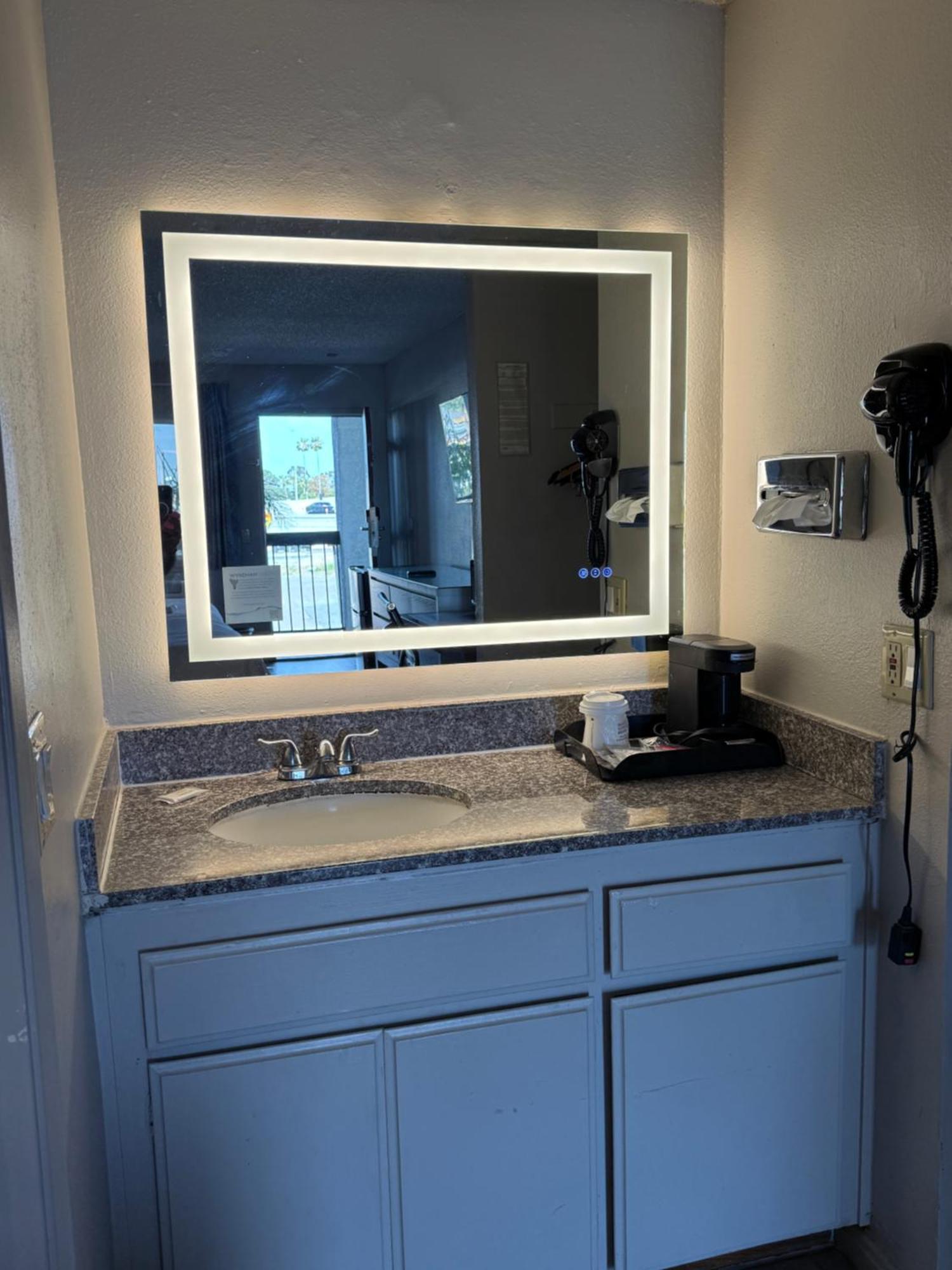 Days Inn By Wyndham Ontario Airport Bagian luar foto