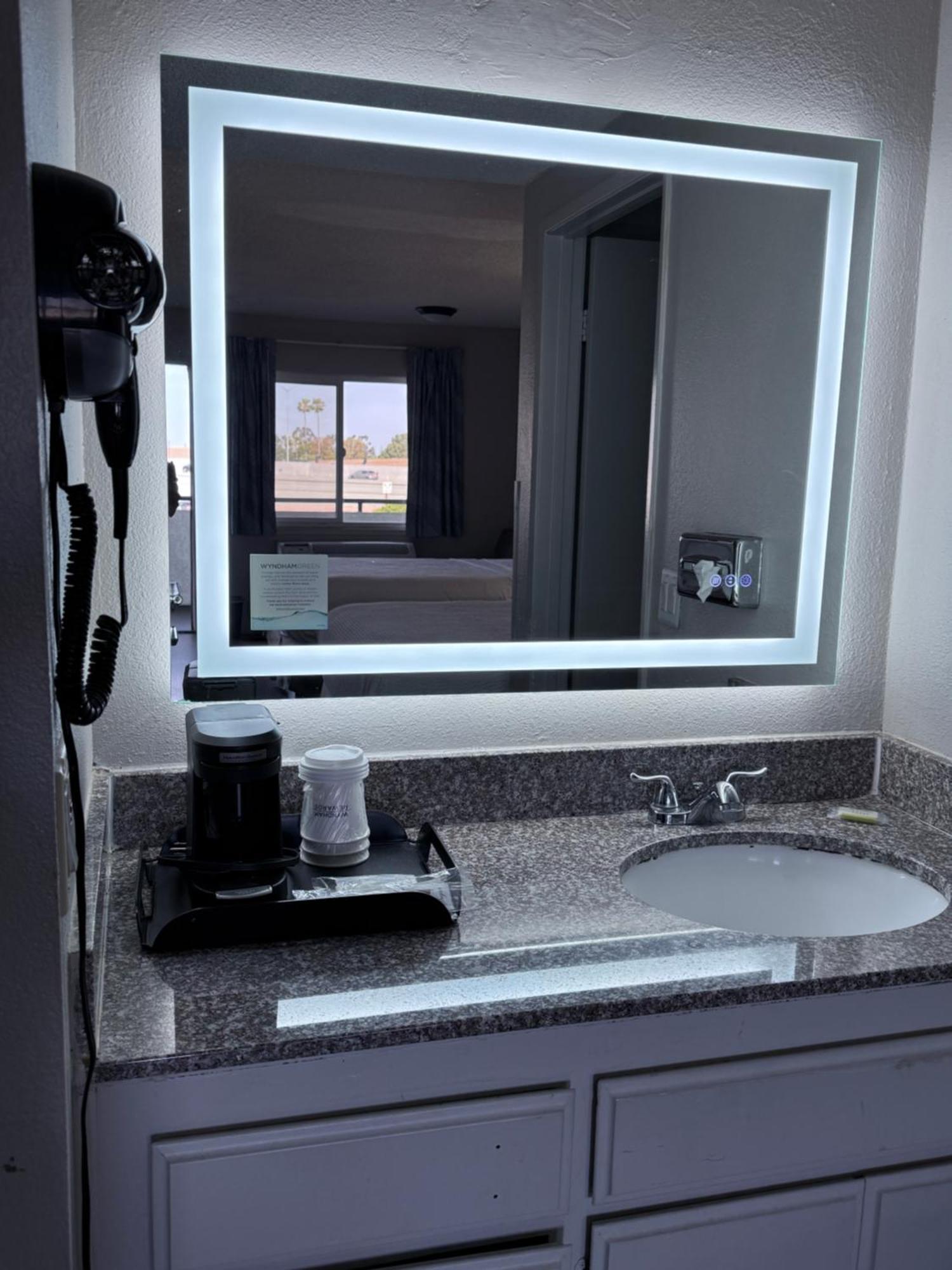 Days Inn By Wyndham Ontario Airport Bagian luar foto