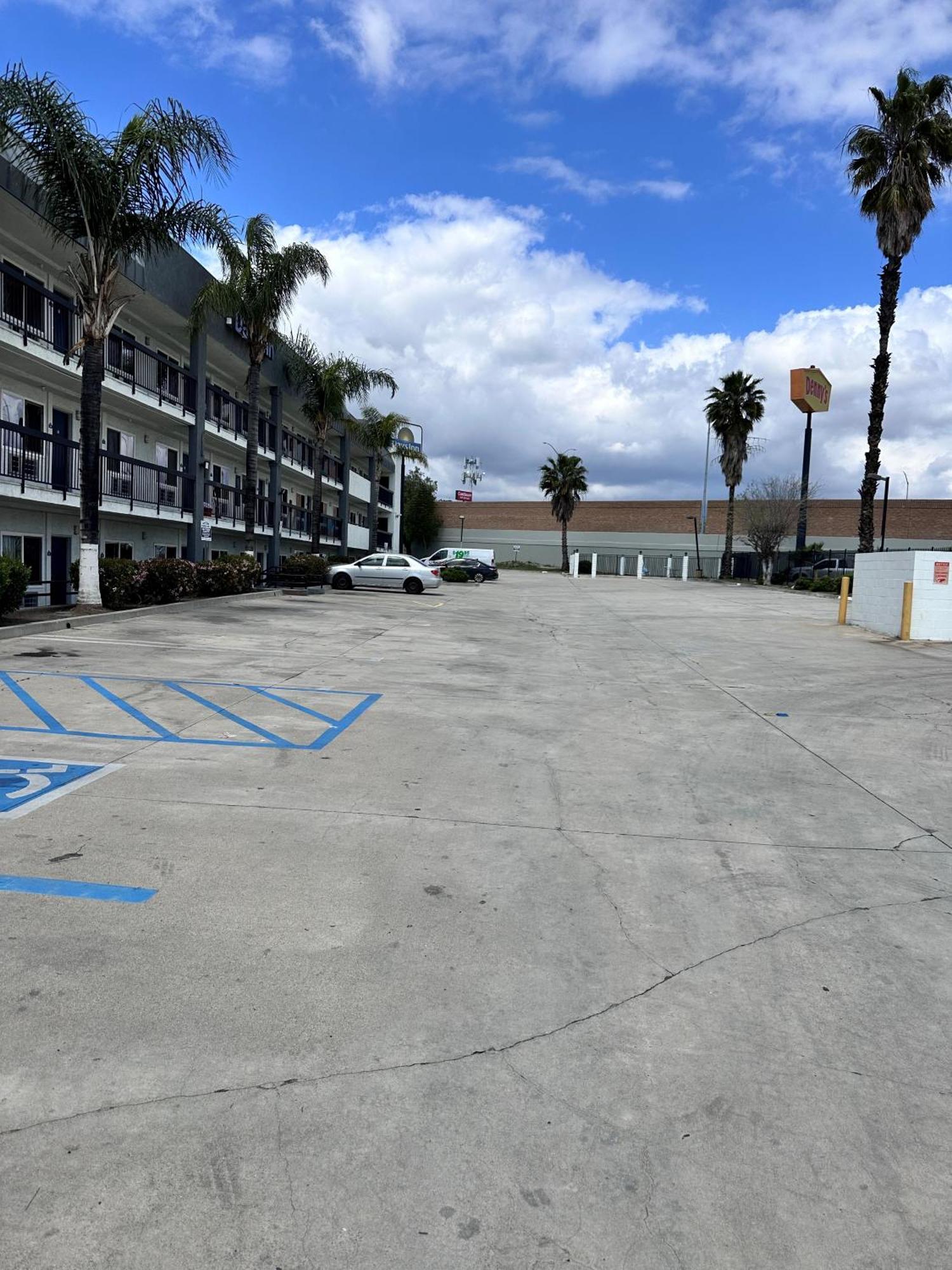 Days Inn By Wyndham Ontario Airport Bagian luar foto