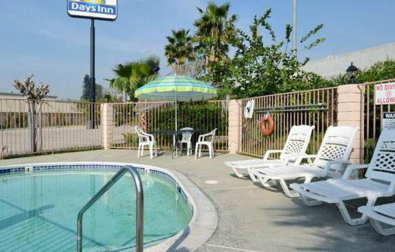 Days Inn By Wyndham Ontario Airport Bagian luar foto