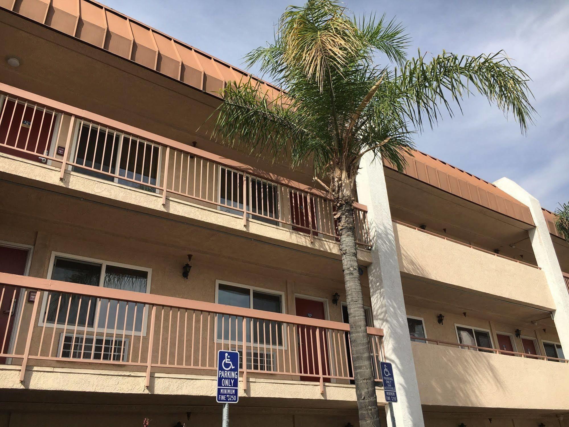 Days Inn By Wyndham Ontario Airport Bagian luar foto