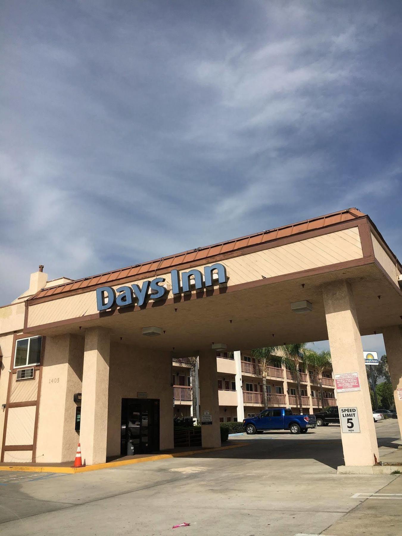 Days Inn By Wyndham Ontario Airport Bagian luar foto