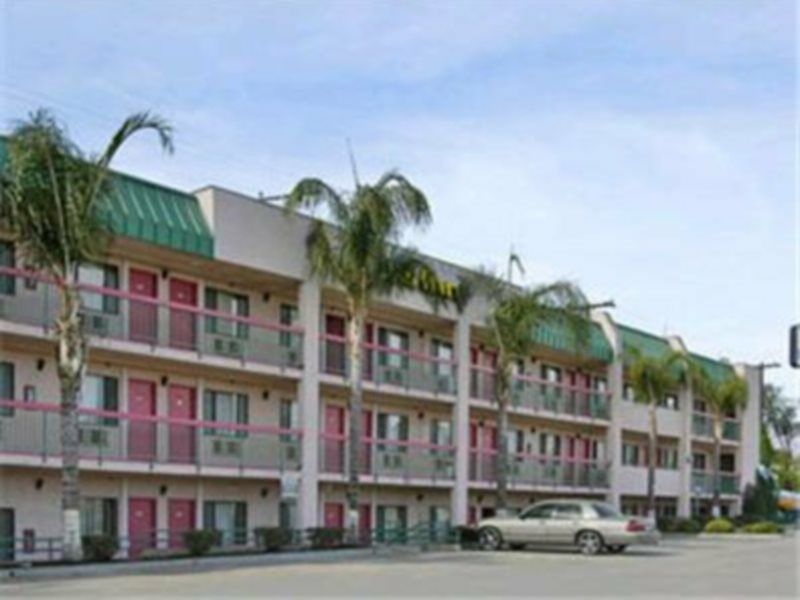 Days Inn By Wyndham Ontario Airport Bagian luar foto