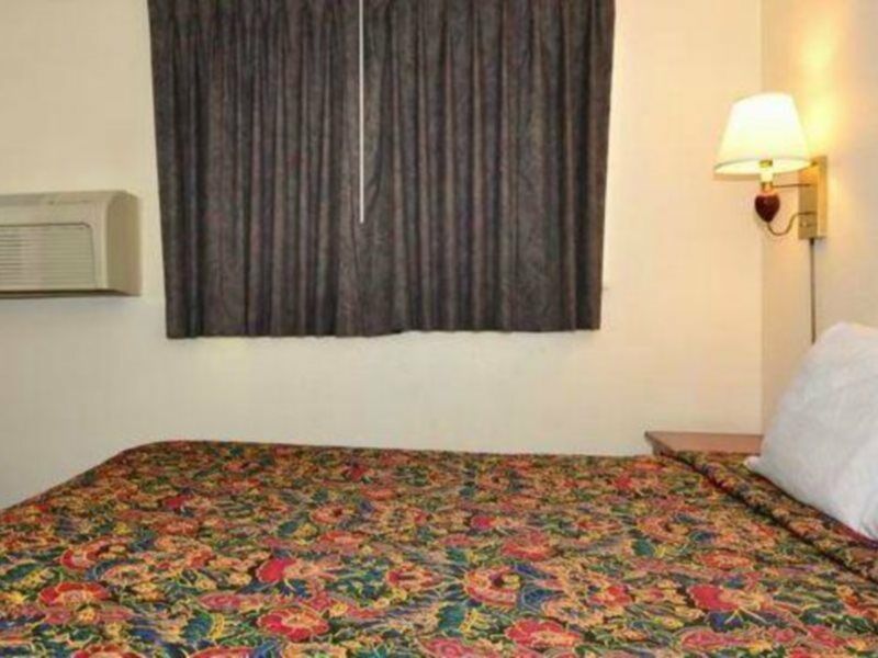 Days Inn By Wyndham Ontario Airport Bagian luar foto