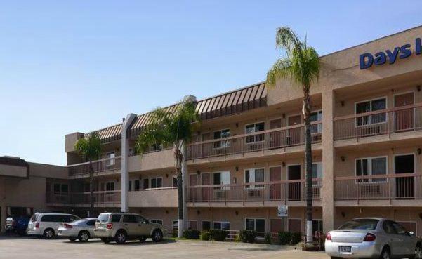 Days Inn By Wyndham Ontario Airport Bagian luar foto